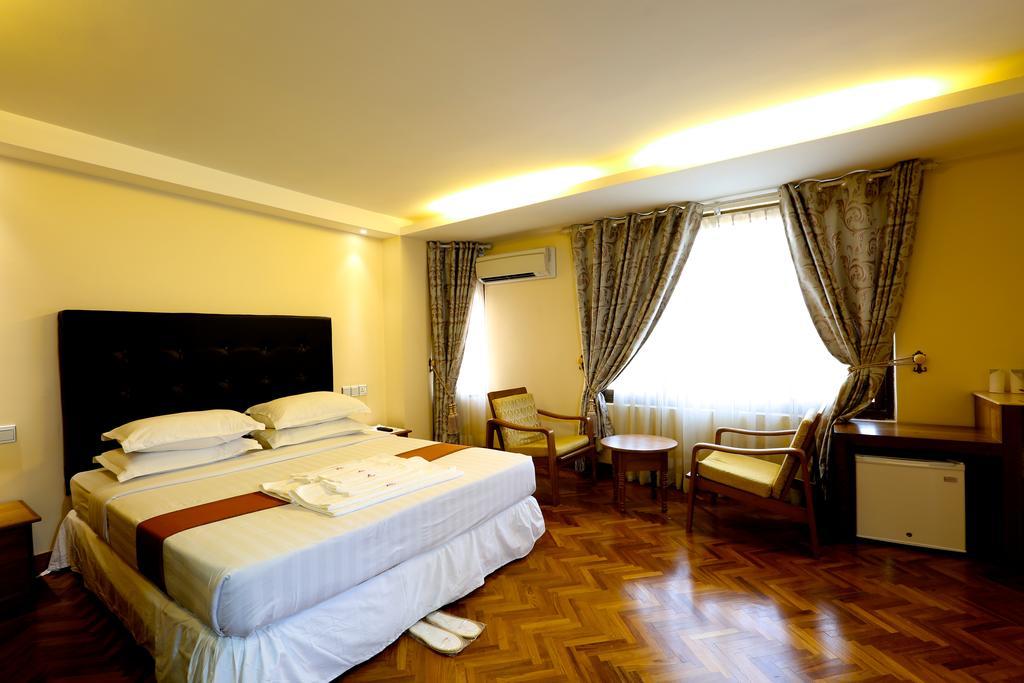 Queen'S Park Hotel Yangon Dış mekan fotoğraf
