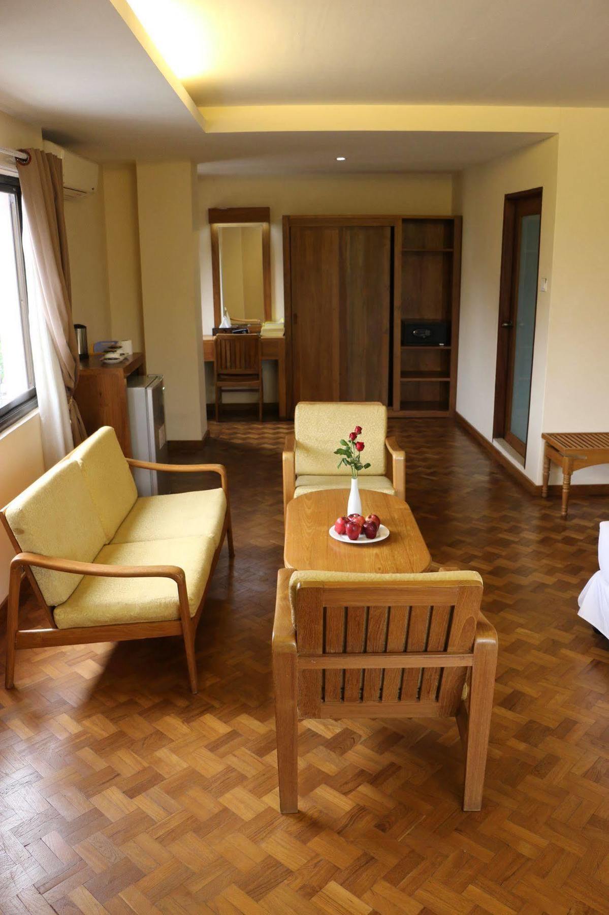 Queen'S Park Hotel Yangon Dış mekan fotoğraf