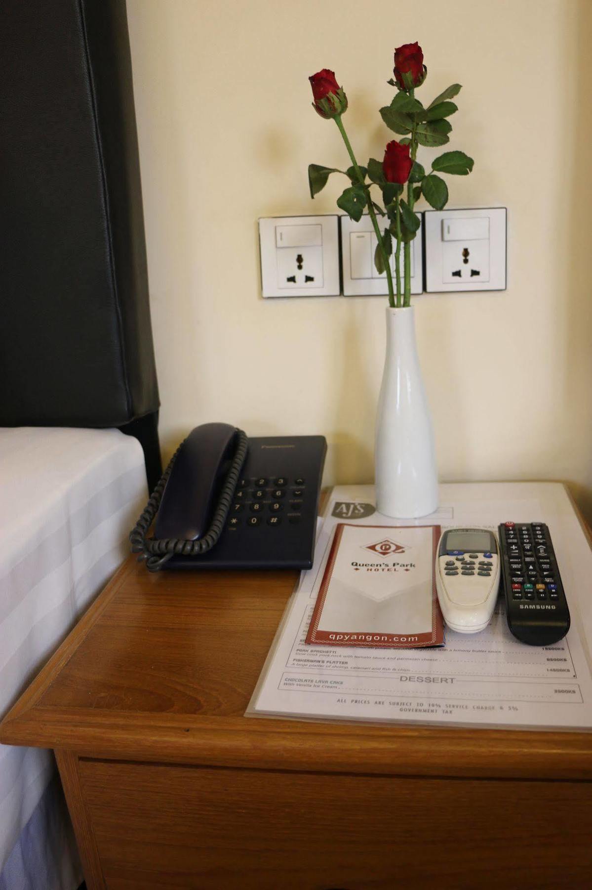 Queen'S Park Hotel Yangon Dış mekan fotoğraf